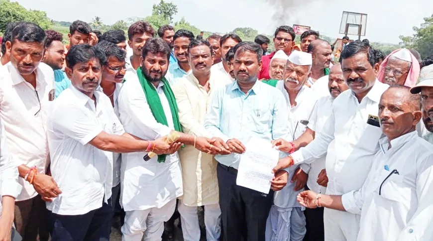 ಐತಿಹಾಸಿಕ ದೇವಣಗಾಂವ ಉಳಿಕೆ ರಸ್ತೆ ತಡೆದು ಬೃಹತ್ ಪ್ರತಿಭಟನೆ