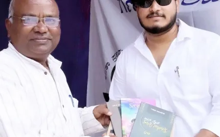 ನಟ ವಿಶ್ವಪ್ರಕಾಶಗೆ ಪುಸ್ತಕ ನೀಡಿದ ಲೇಖಕ ಗಣೇಶ ಅಮೀನಗಡ