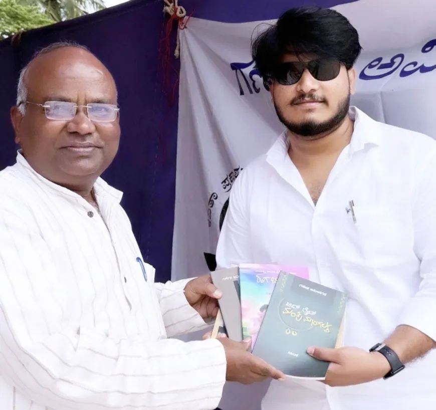 ನಟ ವಿಶ್ವಪ್ರಕಾಶಗೆ ಪುಸ್ತಕ ನೀಡಿದ ಲೇಖಕ ಗಣೇಶ ಅಮೀನಗಡ