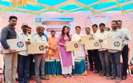 ಗ್ರಾಮ ಲೆಕ್ಕಾಧಿಕಾರಿಗಳಿಗೆ ಸರ್ಕಾರದಿಂದ ಲ್ಯಾಪಟಾಪ್ ವಿತರಿಸಿದ ಶಾಸಕ ಮನಗೂಳಿ