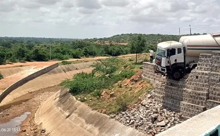 ತಪ್ಪಿದ ಭಾರೀ ಅನಾಹುತ : ಸೇತುವೆ ತಡೆಗೋಡೆಗೆ ಸಿಮೇಂಟ್ ತುಂಬಿದ್ದ ಕ್ಯಾಂಟರ್ ಡಿಕ್ಕಿ