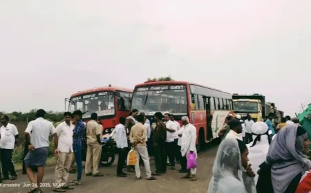 ಹೊಲಕ್ಕೆ ದಾರಿ ಬಿಡಿಸಿಕೊಡಲು ಆಗ್ರಹಿಸಿ ರಸ್ತೆ ಬಂದ್ ಮಾಡಿ ಪ್ರತಿಭಟನೆ
