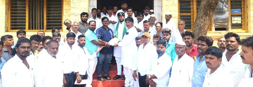 ತಳವಾರ ಸಮಾಜದಿಂದ ತಹಶೀಲ್ದಾರ ಕಛೇರಿ ಮುಂದೆ ಪ್ರತಿಭಟನೆ