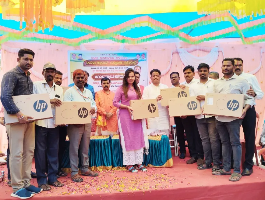 ಗ್ರಾಮ ಲೆಕ್ಕಾಧಿಕಾರಿಗಳಿಗೆ ಸರ್ಕಾರದಿಂದ ಲ್ಯಾಪಟಾಪ್ ವಿತರಿಸಿದ ಶಾಸಕ ಮನಗೂಳಿ