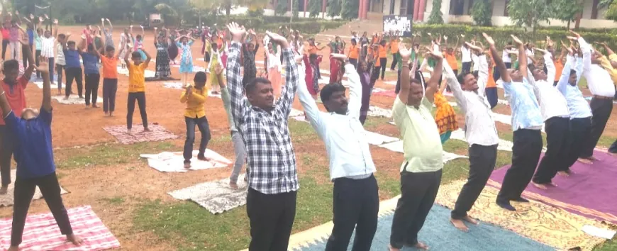 ಆಲಮಟ್ಟಿ ಹಳಕಟ್ಟಿ ಪ್ರೌಢಶಾಲೆಯಲ್ಲಿ ಯೋಗ ಕಲರವ : ಯೋಗ ಕಸರತ್ತಿನಲ್ಲಿ ಮಿಂದ ಗುರು-ಶಿಷ್ಯರು