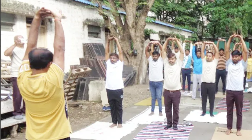 ಸಂಸ್ಥೆ ಮುದ್ರಣಾಲಯದಲ್ಲಿ ಯೋಗಾಸನ