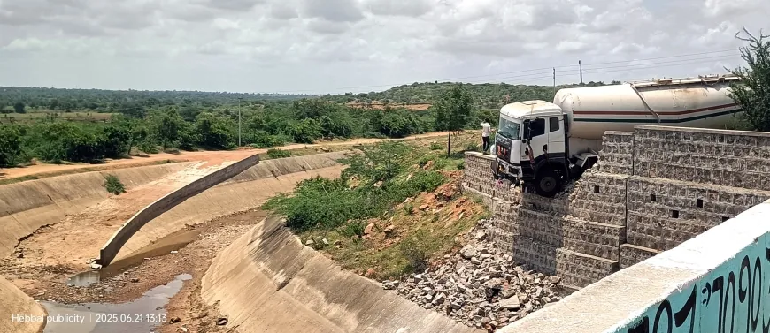 ತಪ್ಪಿದ ಭಾರೀ ಅನಾಹುತ : ಸೇತುವೆ ತಡೆಗೋಡೆಗೆ ಸಿಮೇಂಟ್ ತುಂಬಿದ್ದ ಕ್ಯಾಂಟರ್ ಡಿಕ್ಕಿ