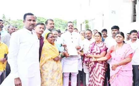 ಮಹಾನಗರ ಪಾಲಿಕೆ ನೌಕರರ ಧರಣಿ ಸ್ಥಳಕ್ಕೆ ಶಾಸಕ ಯತ್ನಾಳ ಭೇಟಿ : ಬೇಡಿಕೆ ಈಡೇರಿಸಲು ಗಟ್ಟಿಯಾಗಿ ನಿಲ್ಲುವ ಭರವಸೆ