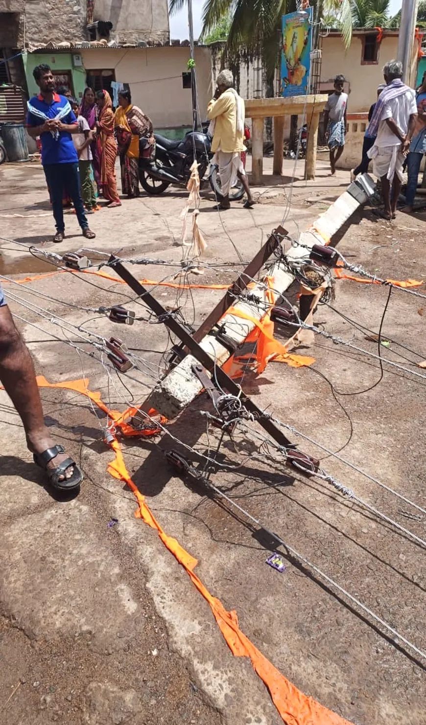 ಭಾರೀ ಬಿರುಗಾಳಿ,ಮಳೆಗೆ ಉರುಳಿ ಬಿದ್ದ ವಿದ್ಯುತ್ ಕಂಬಗಳು : ಶಿರೋಳದಲ್ಲಿ ಒಬ್ಬನಿಗೆ ಗಾಯ