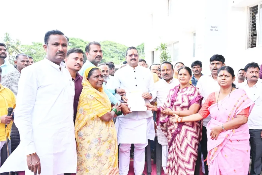 ಮಹಾನಗರ ಪಾಲಿಕೆ ನೌಕರರ ಧರಣಿ ಸ್ಥಳಕ್ಕೆ ಶಾಸಕ ಯತ್ನಾಳ ಭೇಟಿ : ಬೇಡಿಕೆ ಈಡೇರಿಸಲು ಗಟ್ಟಿಯಾಗಿ ನಿಲ್ಲುವ ಭರವಸೆ