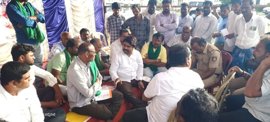 ಅಧಿಕಾರಿಗಳಿಂದ ಧರಣಿ ನಿರತರ ಮನವಲಿಕೆಗೆ ಪ್ರಯತ್ನ ; ವಿಫಲ