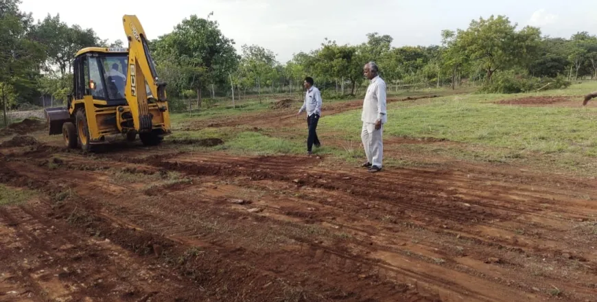 ವಲಯ ಮಟ್ಟದ ಪ್ರೌಢಶಾಲಾ ಕ್ರೀಡಾಕೂಟ ತಯಾರಿ : ಆಲಮಟ್ಟಿ ಶಾಲಾ ಗ್ರೌಂಡ್ ನಲ್ಲಿ ರನ್ನಿಂಗ್ ಟ್ರ್ಯಾಕ್ ಸಿದ್ದತೆ