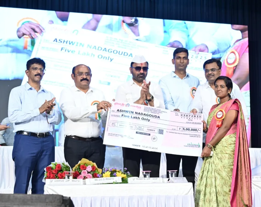 ಅಸಂಘಟಿತ ಕಾರ್ಮಿಕರಿಗೆ ಸ್ಮಾರ್ಟ್ ಕಾರ್ಡ್ ವಿತರಿಸಿದ ಸಚಿವ ಸಂತೋಷ ಲಾಡ್