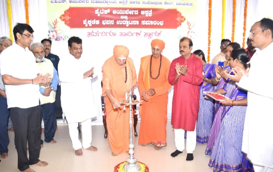 ಹೈಟೆಕ್ ಆಯುರ್ವೇದ ಆಸ್ಪತ್ರೆ, ಶೈಕ್ಷಣಿಕ ಭವನ ಉದ್ಘಾಟಿಸಿದ ಬೇಲಿಮಠದ ಶಿವಾನುಭವ ಚರಮೂರ್ತಿ ಶಿವರುದ್ರ ಶ್ರೀಗಳು