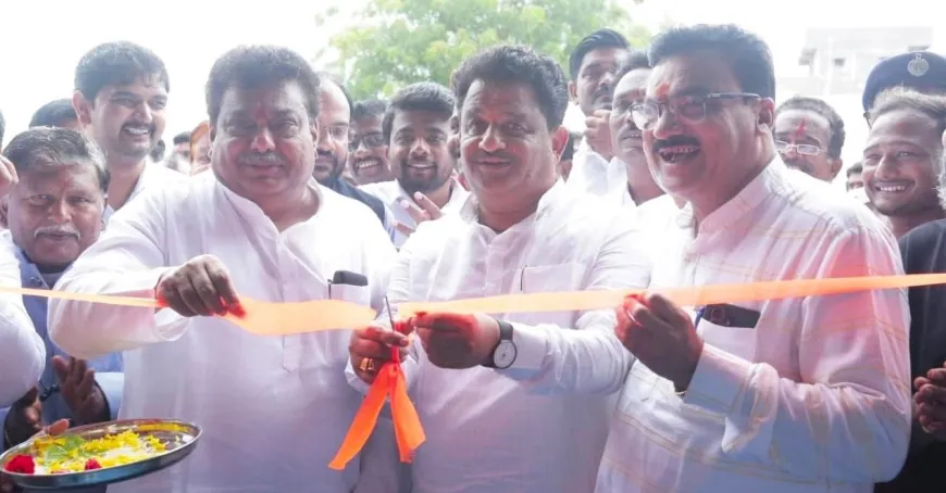 ಸಿಂದಗಿಯಲ್ಲಿ ಸ್ವರಾಜ್ ಟ್ರ್ಯಾಕ್ಟರ್ ಶೋ ರೂಂ ಉದ್ಘಾಟಿಸಿದ ಸಚಿವ ಎಂ ಬಿ ಪಾಟೀಲ್, ಶಾಸಕ ಮನಗೂಳಿ