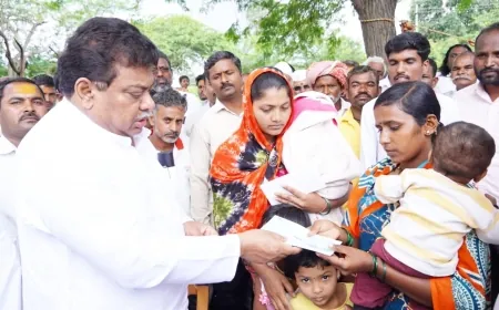 ವಿದ್ಯುತ್ ತಗುಲಿ ಸಾವಿಗೀಡಾದ ರೈತ ಸಹೋದರರ ಕುಟುಂಬಕ್ಕೆ ಸಚಿವ ಎಂ. ಬಿ. ಪಾಟೀಲ ಪರಿಹಾರ ಧನ ಚೆಕ್ ವಿತರಣೆ