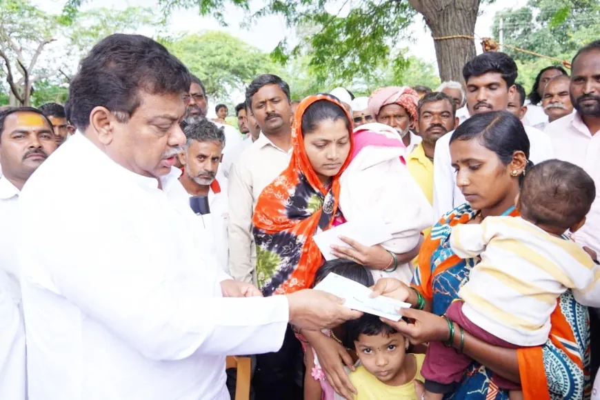 ವಿದ್ಯುತ್ ತಗುಲಿ ಸಾವಿಗೀಡಾದ ರೈತ ಸಹೋದರರ ಕುಟುಂಬಕ್ಕೆ ಸಚಿವ ಎಂ. ಬಿ. ಪಾಟೀಲ ಪರಿಹಾರ ಧನ ಚೆಕ್ ವಿತರಣೆ